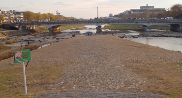 鴨川デルタと賀茂大橋